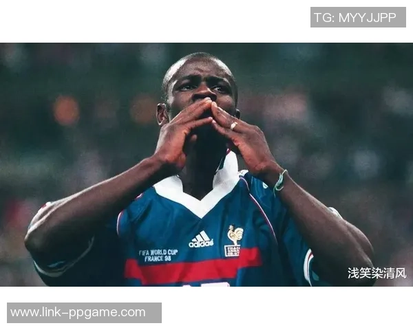 足球罗总的传奇之路：从球场新星到全球偶像的成长故事